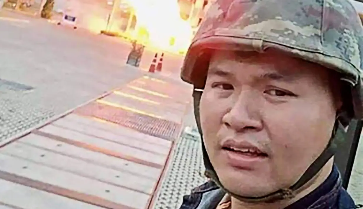 Gambar dari video streaming menunjukkan tentara Thailand Jakrapanth Thomma berdiri di depan gedung saat terjadi serangan di Nakhon Ratchasima, Thailand, Sabtu (8/2/2020). PM Thailand menyebut Jakrapanth dendam karena dirinya merasa dicurangi terkait urusan properti. (SOCIAL MEDIA/AFP)