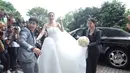 Acara yang dihadiri kurang lebih 200 tamu undangan itu berlangsung khidmat. Beberapa selebriti terlihat hadir menjadi saksi pernikahan pemeran dan pengusaha tersebut. (Galih W. Satria/Bintang.com)