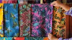 Batik-batik yang telah selesai dibuat siap dipasarkan, Sidoarjo, Jawa Timur, Selasa (24/3/2015). Bagaimana proses pembuatannya? Ayo kita ikuti.(Liputan6.com/Herman Zakharia)