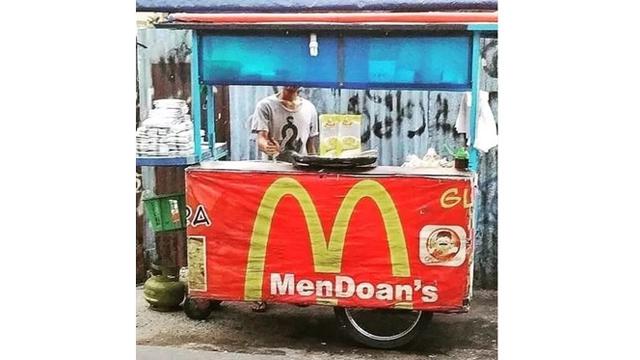 5 Spanduk Kocak Penjual Gorengan Ini Bikin Ketawa