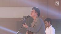 Musisi Budi Doremi saat bernyanyi pada gelaran EGTC 2018 Bandung di Graha Sanusi Hardjadinata, Universitas Padjajdaran, Bandung, Rabu (5/12). Budi Doremi membawakan lagu-lagu diantaranya, Tolong, Friendzone, Doremi. (Liputan6.com/Helmi Fithriansyah)