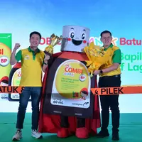 (Ki-ka) Weitarsa Hendarto (Direktur Combiphar) dan Sandi Wijaya (GM Marketing Consumer Healthcare Combiphar) secara resmi memperkenalkan OB Combi Anak Batuk Pilek pada Selasa (29/07/2025) di Jakarta. (Foto/Dok: Combiphar)