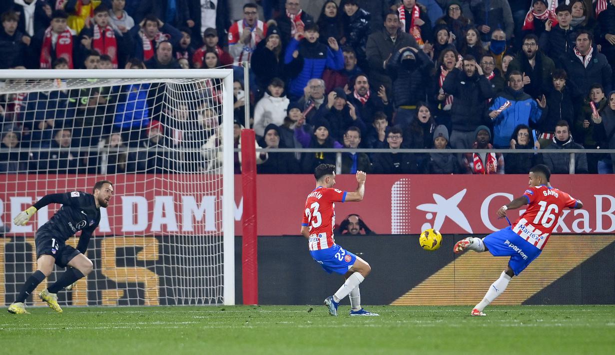 Gelandang Girona, Savio Moreira (kanan) mencetak gol kedua timnya ke gawang Atletico Madrid pada laga pekan ke-19 Liga Spanyol 2023/2024 di Montilivi Stadium, Girona, Kamis (4/1/2024) dini hari WIB. (AFP/Pau Barrena)