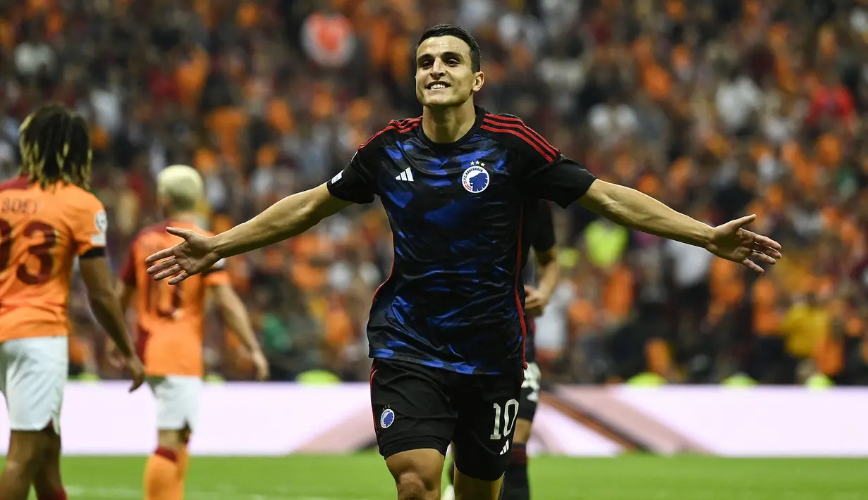 Setelah lima musim membela Southampton sejak didatangkan dari FC Basel pada awal musim 2018/2019 dengan nilai transfer 18 juta euro, Mohamed Elyounoussi akhirnya hengkang setelah The Saints terdegradasi pada akhir musim 2022/2023 dan kontraknya tak diperpanjang. Berstatus bebas transfer, ia akhirnya bergabung dengan FC Copenhagen pada awal musim 2023/2024, sebagai wakil Denmark di Liga Champions musim ini. (AFP/Yasin Akgul)