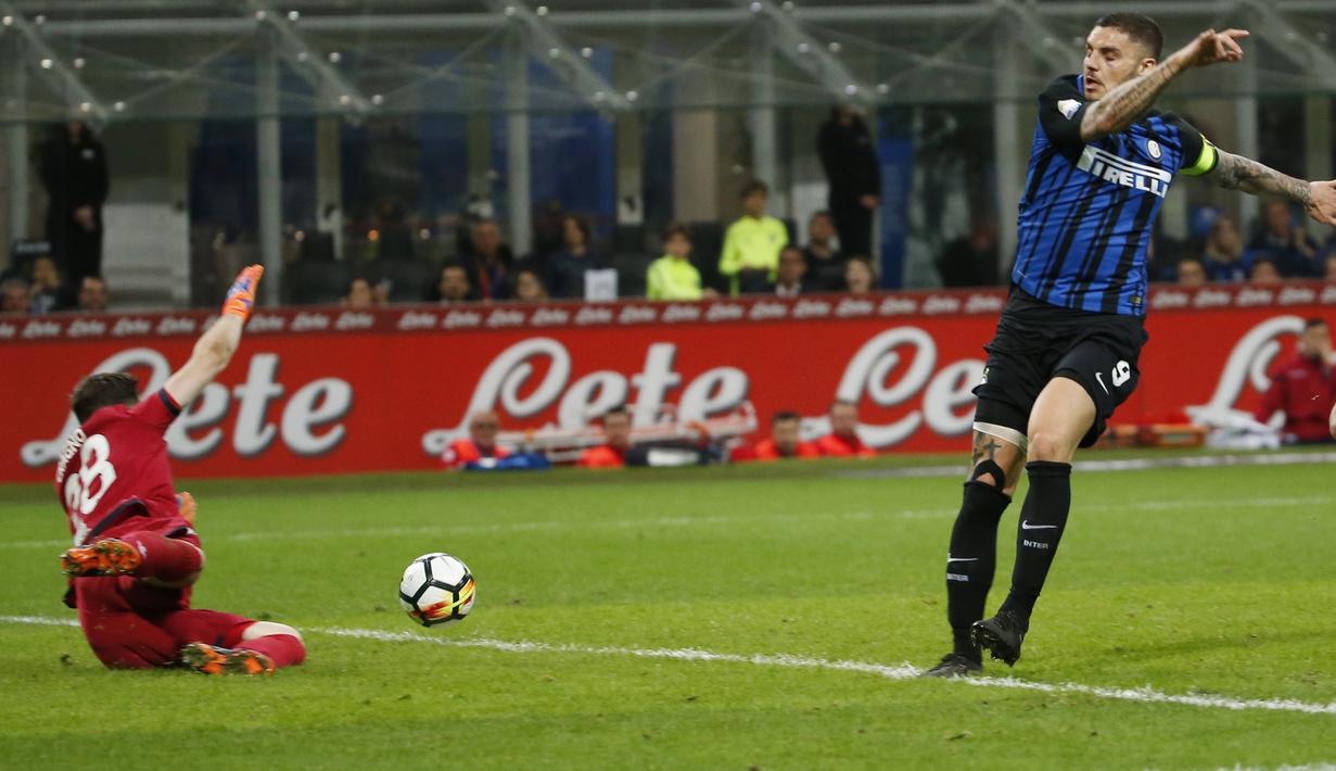 Kapten Inter Milan, Mauro Icardi melakukan tembakan ke gawang Cagliari pada lanjutan Serie A di San Siro stadium, Milan, (17/4/2018). Inter menang 4-0. (AP/Antonio Calanni)