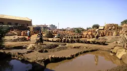 Sejumlah perajin tembikar Sudan bekerja di Khartoum, Sudan (20/10/2020). Para perajin tembikar di Sudan memanfaatkan tanah liat sisa banjir untuk membuat benda-benda kerajinan tersebut. (Xinhua/Mohamed Khidir)
