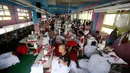Sejumlah pekerja sedang menyelesaikan pembuatan kaos kampanye salah satu pasangan capres-cawapres di perusahaan konveksi rumahan di Bukit Duri, Jakarta, Selasa (1/7/2014).(Liputan6.com/Faizal Fanani)
