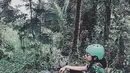 Beberapa waktu lalu, Dita juga diketahui berlibur bersama Maia Estianty di Bali. Tak khawatir sepatu hingga badan yang terkena lumpur, gaya Dita saat bermain ATV ini juga curi perhatian. (Liputan6.com/IG/@ditaofficial.id)