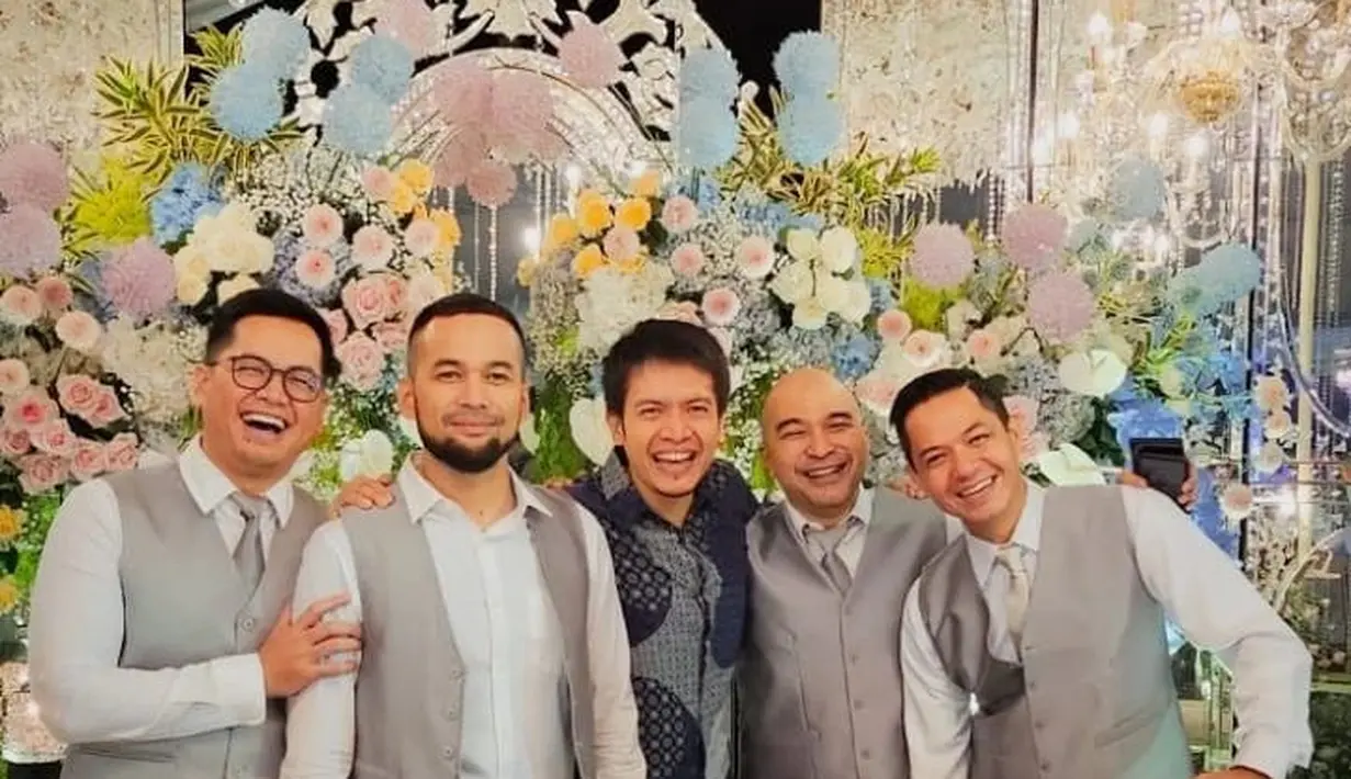Selain Teuku Wisnu dan Dude Harlino, terlihat juga para bintang senior yang jadi groomsmen. Seperti Tommy Kurniawan sampai David Chalik yang terlihat asik berpose. [Foto: IG @dude2harlino]