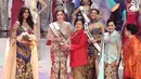 Menko PMK Puan Maharani memberikan tropi kepada Sonia Fergina Citra sebagai Puteri Indonesia 2018 pada malam pemilihan Puteri Indonesia 2018 di JCC, Jakarta, Jumat (9/3). (Liputan6.com/Herman Zakharia)