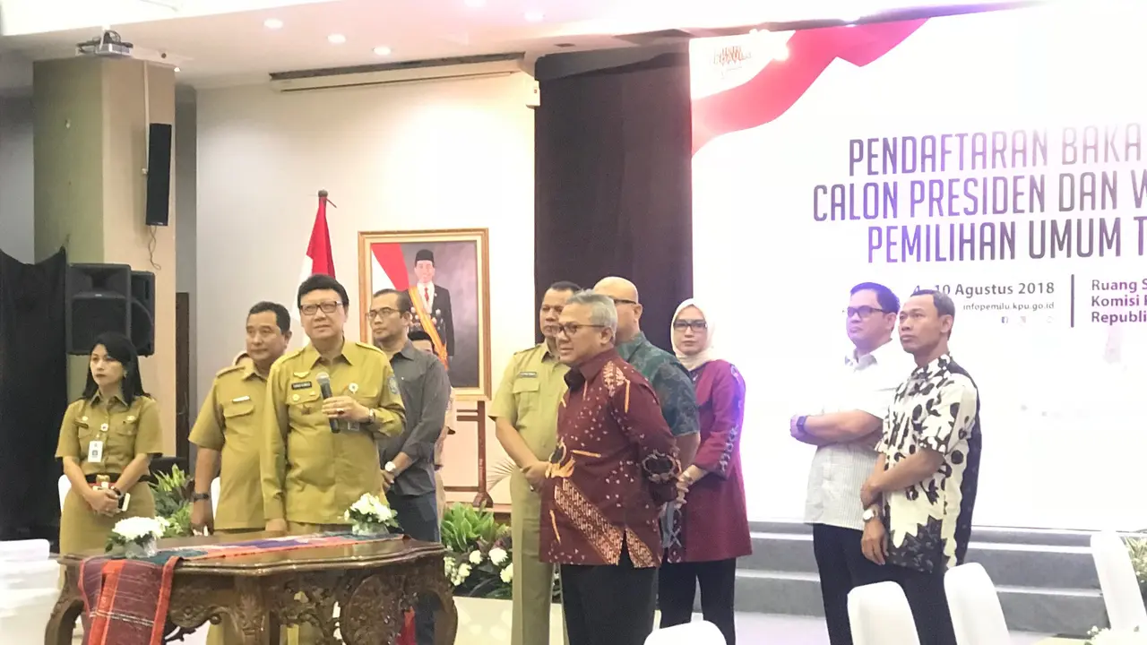 Menteri Dalam Negeri (Mendagri) Tjahjo Kumolo di KPU. (Liputan6.com/Yunizafira)