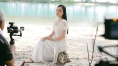 Shandy Aulia dikenal identik dengan sosok protagonis dan anggun dalam setiap karakter yang ia ambil. Begitu pula dengan perannya di sinetron Cinta 2 Pilihan. Berperan sebagai Sukma, ia terlihat begitu menawan mengenakan gaun putih saat syuting di pantai. (Liputan6.com/IG/@shandyaulia)