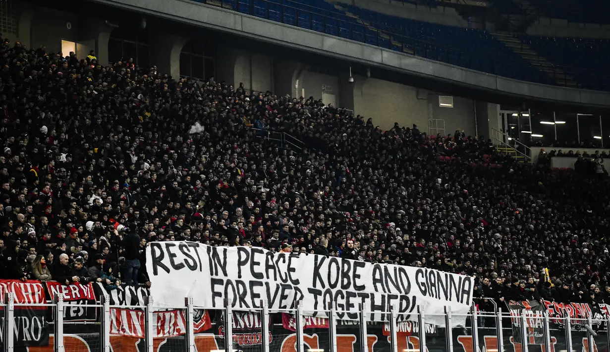Spanduk bertuliskan " Rest in peace Kobe and Gianna forever together " ditampilkan fans AC Milan sebelum pertandingan AC Milan melawan Torino pada perempat final Coppa Italia di stadion San Siro (28/1/2020). Kobe menghabiskan kariernya selama 20 tahun di  LA Lakers. (Marco Alpozzi/Lapresse via AP)