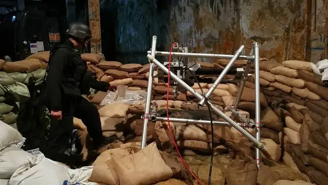 Proses penjinakkan bom peninggalan Perang Dunia II yang ditemukan di Hong Kong (27/1/2018) (sumber: Hong Kong Police)