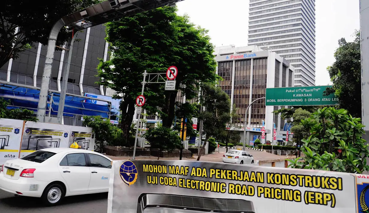 Pemprov DKI Jakarta akan melakukan uji coba penerapan jalan berbayar alias ERP untuk mengurangi tingkat kemacetan di Ibukota, Jakarta, Minggu (6/7/14). (Liputan6.com/Faizal Fanani)