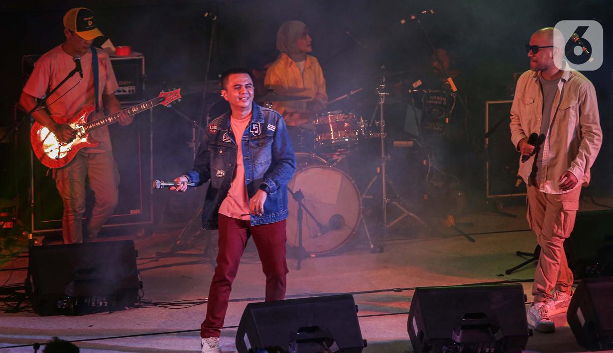 Dalam festival musik tersebut Base Jam membawakan sejumlah lagu hits yang menjadi andalan mereka. (Liputan6.com/Angga Yuniar)