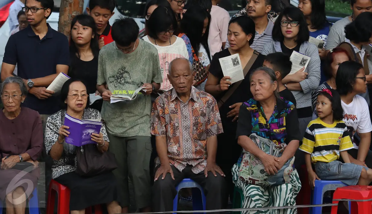 Umat Kristiani berdoa saat prosesi Jalan Salib pada perayaan Paskah di Gereja Paroki St Matius Penginjil, Tangerang, Jumat (14/4). Proses Jalan Salib dimaksudkan untuk menceritakan kesengsaraan Yesus Kristus saat disalib. (Liputan6.com/Angga Yuniar)