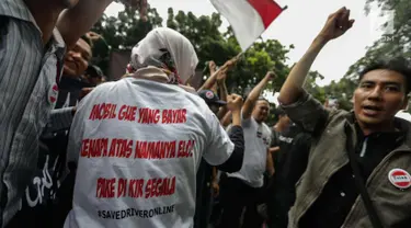 Puluhan driver online menggelar aksi unjuk rasa di depan Kementerian Perhubungan, Jakarta, Senin (22/1). Dalam aksinya mereka menolak PM 108 Tahun 2017 mengenai besaran tarif yang harus sesuai dengan agrometer taksi daring.  (Liputan6.com/Faizal Fanani)