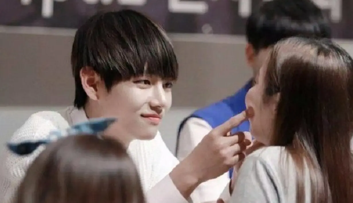 Saat ini, BTS sedang menikmati puncak kepopuleran. Namun hal itu tak membuat mereka sombong. Salah satu personelnya, V kerap memberikan perlakuan yang manis pada para penggemarnya. (Foto: Koreaboo.com)