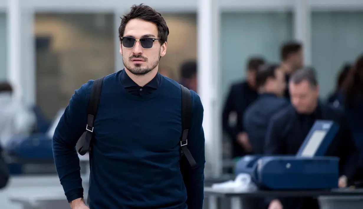 Bek Bayern Munchen, Mats Hummels mengenakan kaca mata berjalan sebelum keberangkatan di bandara Munich, Jerman (2/4). Munchen akan bertanding melawan wakil Spanyol, Sevilla pada leg pertama perempatfinal Liga Champions. (Sven Hoppe/dpa via AP)