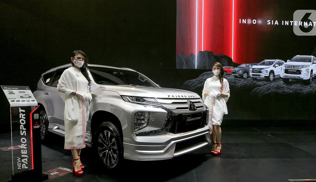 SPG berpose di Mitsubishi New Pajero Sport pada ajang IIMS Hybrid 2021 di JIExpo Kemayoran, Jakarta, Kamis (15/04/2021). Distributor resmi PT Mitsubishi Motor Krama Yudha Sales Indonesia (MMKSI) memperkenalkan beragam keunggulan produk dan layanan Mitsubishi Motors. (Liputan6.com/Pool/Mitsubishi)