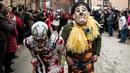 Peserta mengenakan kostum Charlie Chaplin (kanan) saat mengikuti karnaval di desa Vevcani, Macedonia (13/1). Karnaval Vevcani ini diadakan setiap tahun pada malam pesta Santo Basil. (AFP Photo/Robert Atanasovski)