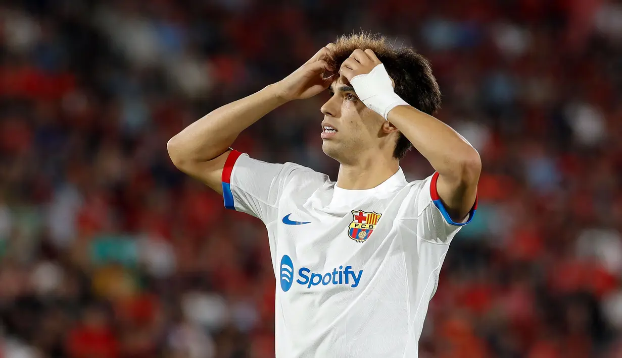 Pemain Barcelona, Joao Felix, tampak kecewa setelah bermain imbang melawan Real Mallorca pada laga pekan ke-7 La Liga 2023/2024, di Stadion Mallorca Son Moix Rabu (27/9/2023). Kedua tim bermain sama kuat 2-2. (AFP/Jaime Reina)