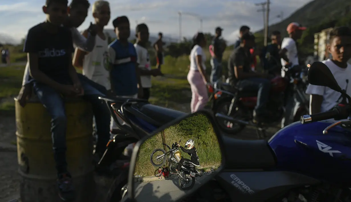 Dia juga mengimbau melalui media sosial bagi para penggemarnya untuk memakai masker dan menjaga jarak saat ingin melihat penampilannya, walaupun pada kenyataannya hal tersebut sulit dilakukan. (Foto: AP/Matias Delacroix)