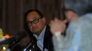 Ketua Umum Kadin Indonesia, Suryo Bambang Sulisto (kiri) menyimak pernyataan Direktur Eksekutif CSIS, Dr Rizal Sukma pada diskusi "Assessing President Joko Widodo's Visits to Japan and China", Jakarta, Rabu (1/4/2015). (Liputan6.com/Helmi Fithriansyah)