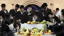 Kepala jemaat Yahudi Ultra-Orthodox Nadvorn menghadiri perayaan Tu Bishvat, Hari Arbor Yahudi, Bnei Brak, Israel, (25/1). Tu Bishvat adalah hari libur Yahudi pada bulan Syebat biasanya dilakukan pada akhir Januari atau awal Februari. (REUTERS/Baz Ratner)