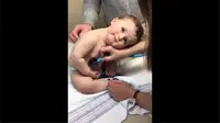 seorang bayi menjadi tenang ketika diperiksa oleh dokter