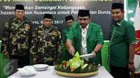 Ketua Umum PP GP Ansor Yaqut Choil Qoumas memotong tumpeng disaksikan Ketua Umum PBNU Said Aqil Siroj saat acara Tasyakuran Harlah ke-83 GP Ansor, Jakarta, Jumat (5/5). Ansor siap melawan kelompok intoleran dan radikal. (Liputan6.com/JohanTallo)