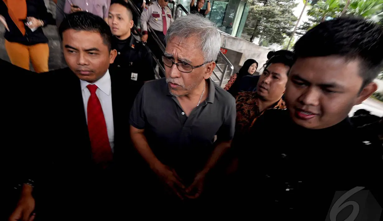 Kedatangan Iwan Fals untuk mengisi perayaan Hari Ulang Tahun (HUT) ke-11 KPK, Jakarta, Senin (29/12/2014). (Liputan6.com/Miftahul Hayat)