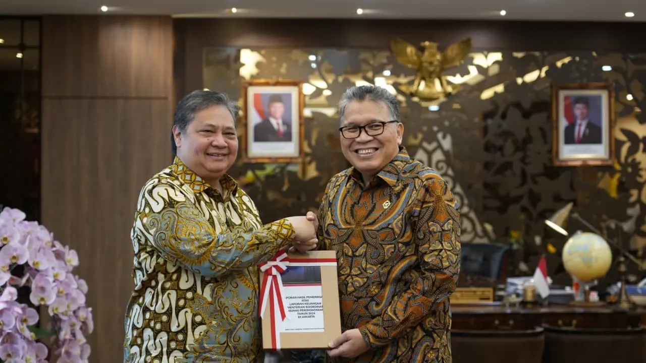 Menteri Koordinator Bidang Perekonomian Airlangga Hartarto menerima hasil audit BPK. (Dok Kemenko Perekonomian)