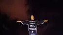 Patung Christ the Redeemer diterangi dengan pesan yang bertuliskan dalam bahasa Portugis; "Lebih dari 500 ribu jiwa dunia", di Rio de Janeiro, Brasil, Rabu (1/7/2020). Covid-19 telah menewaskan sedikitnya 512.383 orang sejak pandemi itu muncul di China Desember 2019 lalu. (AP/Leo Correa)