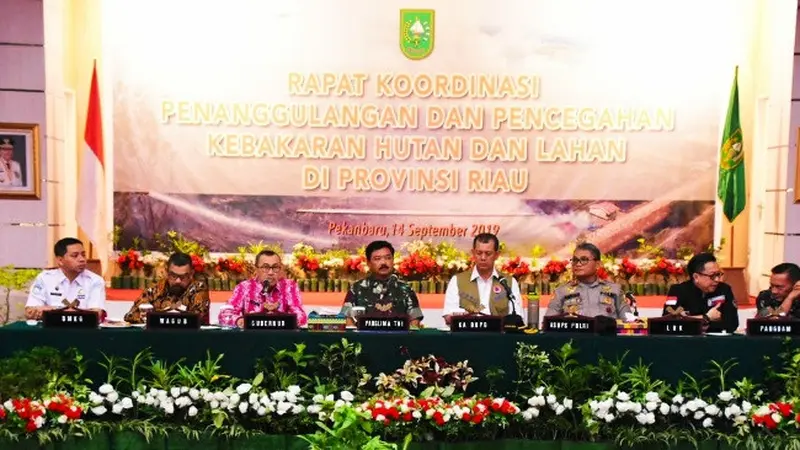 Gubernur Riau Syamsuar (tiga dari kiri) mengikuti rapat koordinasi penanggulangan Karhutla Riau.