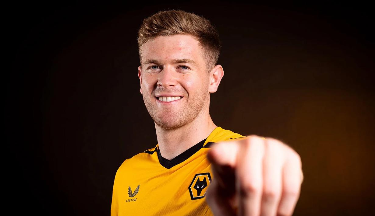 Nathan Collins. Bek tengah Irlandia berusia 21 tahun ini baru semusim membela Burnley usai didatangkan dari Stoke City di awal musim 2021/2022 dengan nilai transfer 14 juta euro. Setelah Burnley terdegradasi di akhir musim 2021/2022, ia dipastikan akan tetap bermain di Premier League 2022/2023 dengan bergabung bersama Wolverhampton Wanderers dengan biaya transfer senilai 24,3 juta euro dengan durasi kontrak hingga Juni 2027. Bersama Burnley ia total tampil dalam 22 laga di semua ajang dengan torehan 2 gol. (wolves.co.uk)