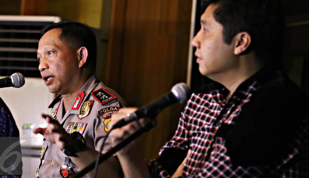 Kapolda Metro Irjen Pol Tito Karnavian (kiri) saat memberikan keterangan kepada wartawan terkait lokasi Final Piala Presiden 2015 di Jakarta, Rabu (14/10/2015). Final Piala Presiden akan dimulai 18 Oktober mendatang. (Liputan6.com/Immanuel Antonius)