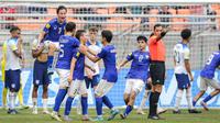 Selebrasi pemain Timnas Uzbekistan U-17 setelah Lazizbek Mirzaev mencetak gol saat melawan Timnas Inggris U-17 dalam pertandingan babak 16 besar Piala Dunia U-17 2023 yang berlangsung di Jakarta International Stadium, Jakarta, Rabu (22/11/2023). (Bola.com/Bagaskara Lazuardi)