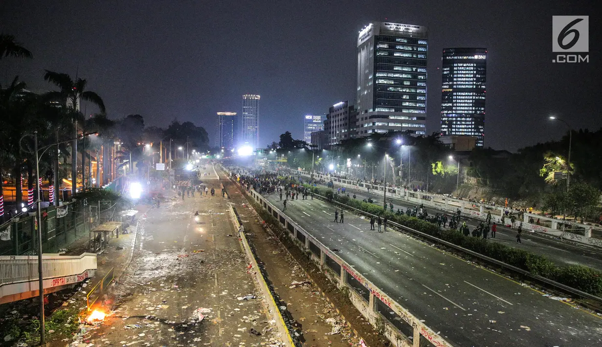 Suasana Jalan Tol Dalam Kota dan Jalan Gatot Soebroto pasca demonstrasi mahasiswa di depan Gedung DPR/MPR, Jakarta, Selasa (24/9/2019). Demonstrasi mahasiswa di depan gedung DPR RI berujung ricuh menyebabkan lalu lintas kendaraan dialihkan. (Liputan6.com/Faisal Fanani)