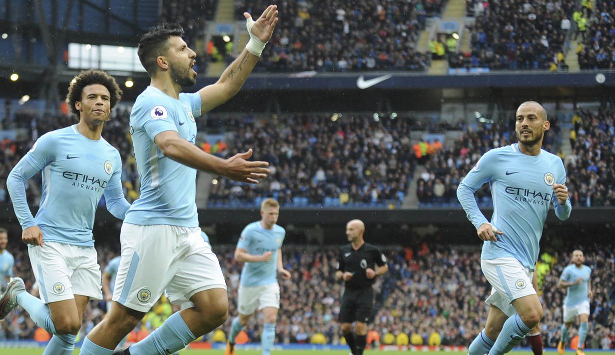 Striker Manchester City, Sergio Aguero, merayakan gol yang dicetaknya kw gawang Burnley pada laga Premier League di Stadion Etihad, Manchester, Sabtu (21/10/2017). City menang 3-0 atas Burnley. (AP/Rui Vieira)
