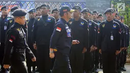 Ketua DPP Partai NasDem Bidang Otda Syahrul Yasin Limpo mengecek pasukan saat upacara peringatan Hari Kesaktian Pancasila di DPP Partai NasDem, Jakarta, Senin (1/10). Upacara ini diikuti oleh Keluarga Besar Partai Nasdem. (Liputan6.com/Herman Zakharia)