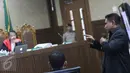 Ahli toksikologi forensik Nursamran Subandi menyampaikan keterangan dalam sidang kasus Mirna Salihin, PN Jakarta Pusat, (3/8). Nursamran menyatakan salah satu efek apabila terkena sianida, bagian tubuh akan gatal-gatal.(Liputan6.com/Immanuel Antonius)