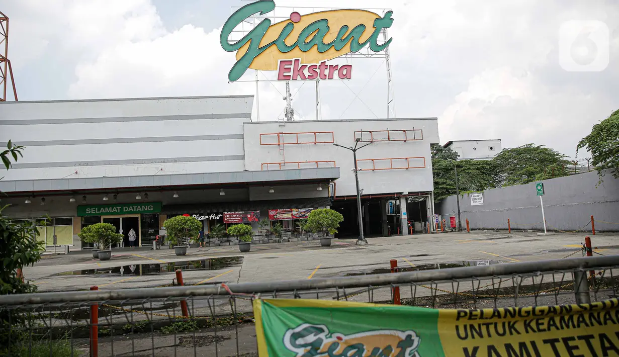 Suasana bagian depan Supermarket Giant Ekstra yang sepi aktivitas di Kreo, Tangerang, Senin (2/8/2021). PT Hero Supermarket Tbk resmi menutup seluruh gerai Giant di Indonesia pada Minggu (1/8/2021), dan akan lebih fokus pada pengembangan gerai merek lainnya. (Liputam6.com/Faizal Fanani)
