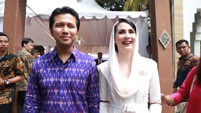 [Bintang] Arumi Bachin dan Emil Dardak hadir sebagai undangan dalam pernikahan Kahiyang Ayu dan Bobby Nasution. (Adrian Putra/Bintang.com)