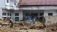 Tumpukan-tumpukan kayu gelondongan ini merupakan material yang terbawa arus banjir bandang yang terjadi Selasa (25/11/2025) lalu. Tampak dalam foto, personel Tentara Nasional Indonesia (TNI) mencari korban banjir di Batang Toru, Sumatra Utara, Selasa 2 Desember 2025. (AP Photo/Binsar Bakkara)