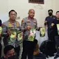 Subdit 3 Ditresnarkoba Polda Metro Jaya menggerebek sebuah rumah kontrakan petak di Jalan Raden Patah Parung Serap Ciledug Tangerang, Banten pada Senin (1/7/2024). (Foto: Liputan6.com/Ady Anugrahadi).