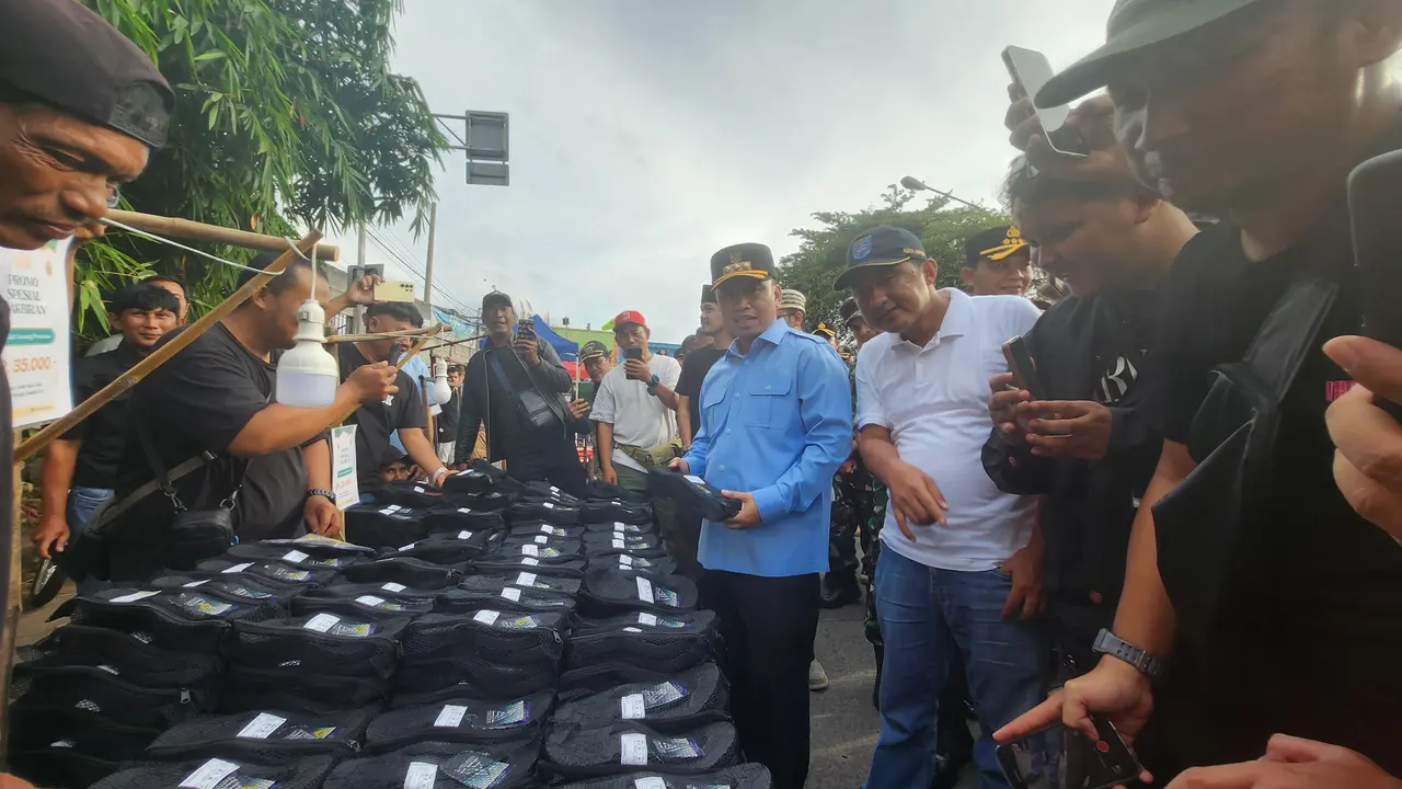 Wali Kota Depok, Supian Suri, bersama Wakil Wali Kota Depok, Chandra Rahmansyah, berbelanja di pasar tumpah malam takbiran, Jalan Sejajar Rel, Pancoran Mas, Depok. (Liputan6.com/Dicky Agung Prihanto)