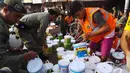 Sekitar satu jam petugas bernegosiasi dengan pemilik bangunan. Hasilnya, pemilik bangunan bersedia tokonya dibongkar, Jakarta, Rabu (27/8/2014) (Liputan6.com/Faizal Fanani)