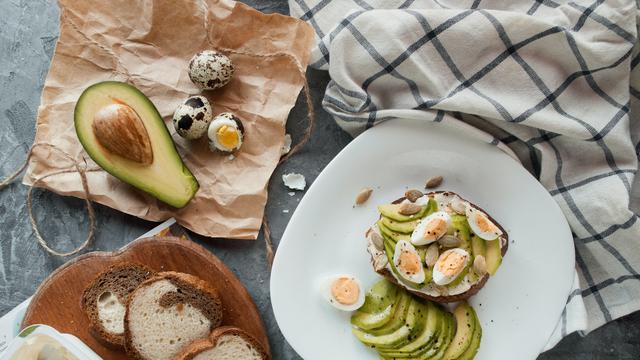 Ilustrasi sarapan dengan roti dan alpukat